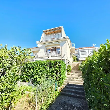 公寓 Dobrila Nv With Terrace And Sea View *